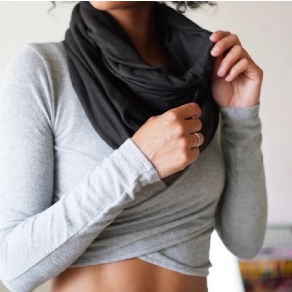 NWT Beyond Yoga Black Pocket Infinity Scarf